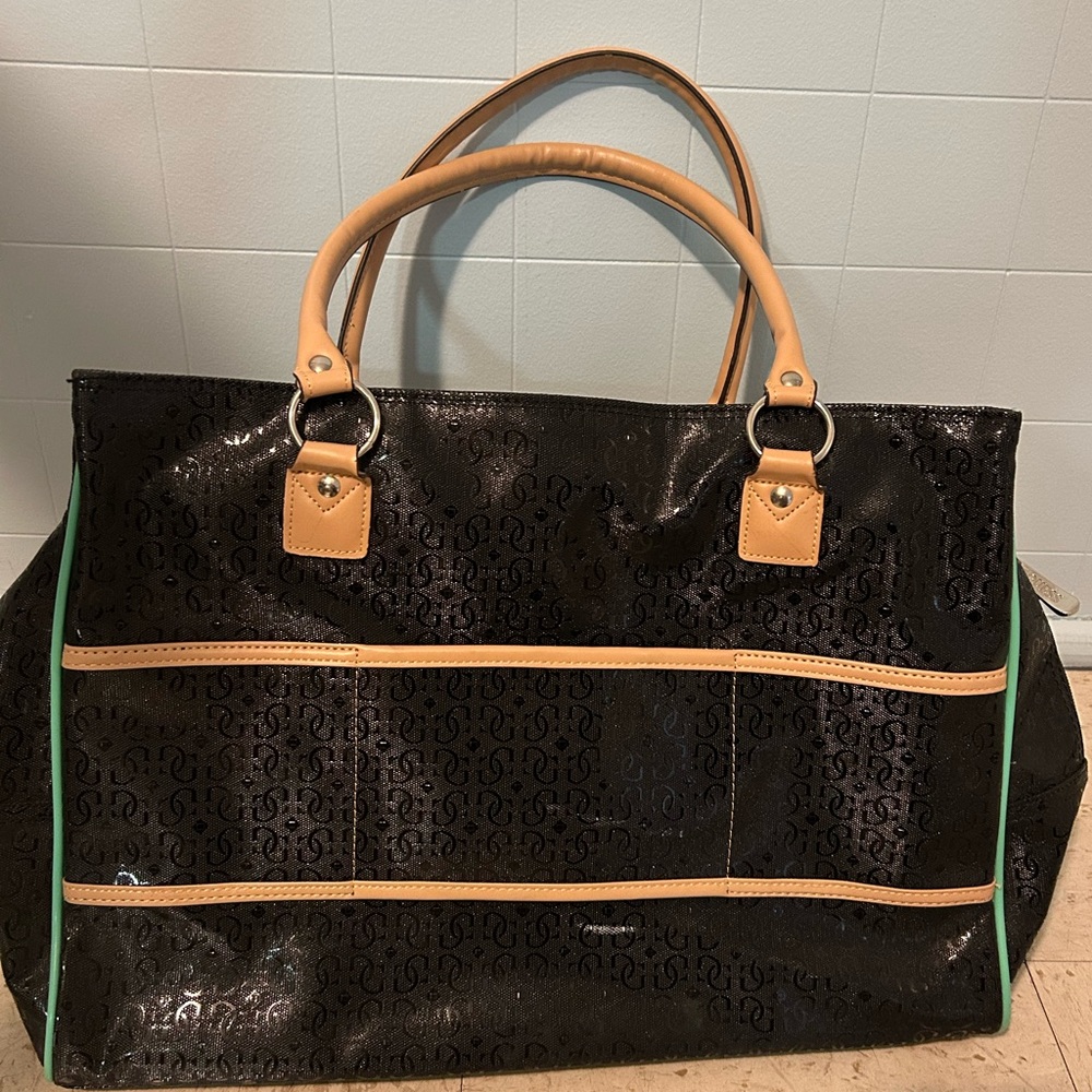 Guess travel bag, durable yet sturdy